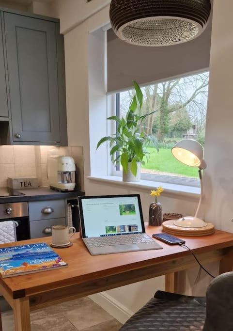 The Old Barn Annexe, Cosy Stay, Close Drive To City, Beach, South Downs & Goodwood Chichester Eksteriør bilde